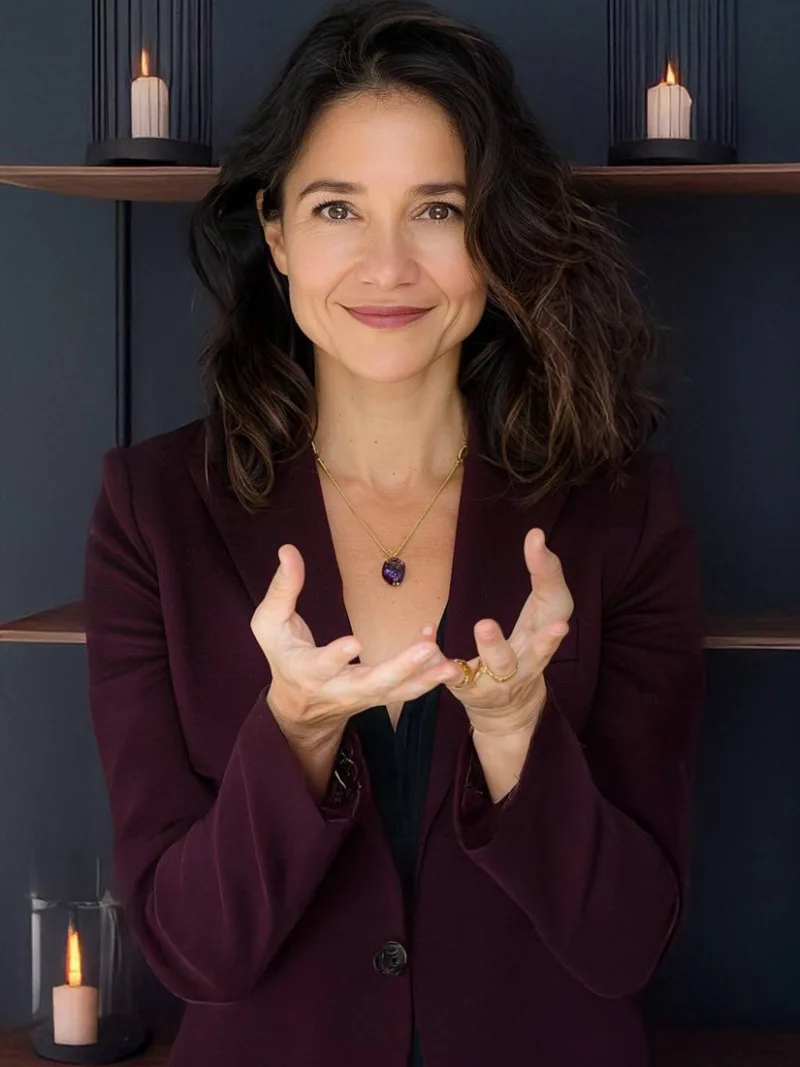 Carmen, la figura que da voz a nuestro equipo. Imagen creada con IA.